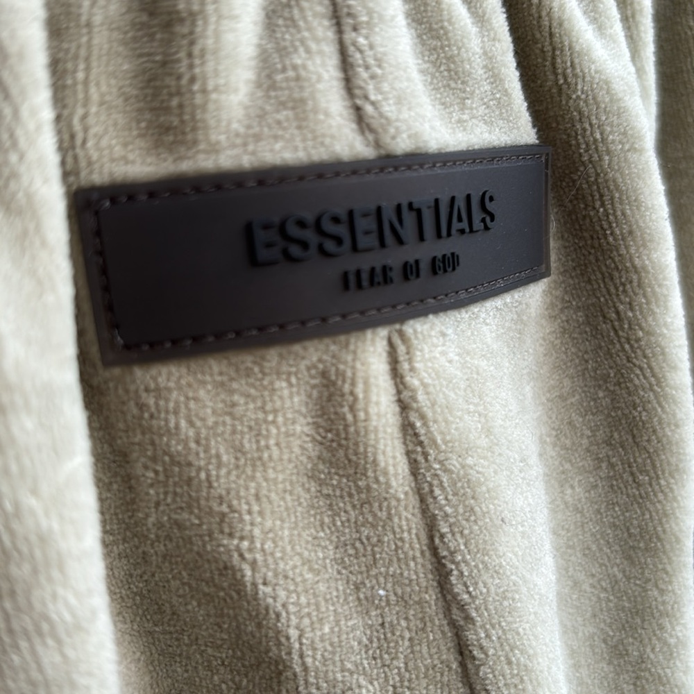 Fear of God Essentials velour short shorts in sea foam green - Picture 6 of 12